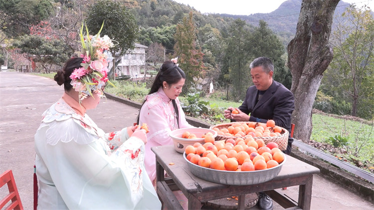 游客體驗柿餅制作。鄒星雨供圖