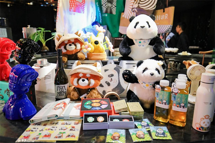 活动现场展示的文创产品。主办方供图