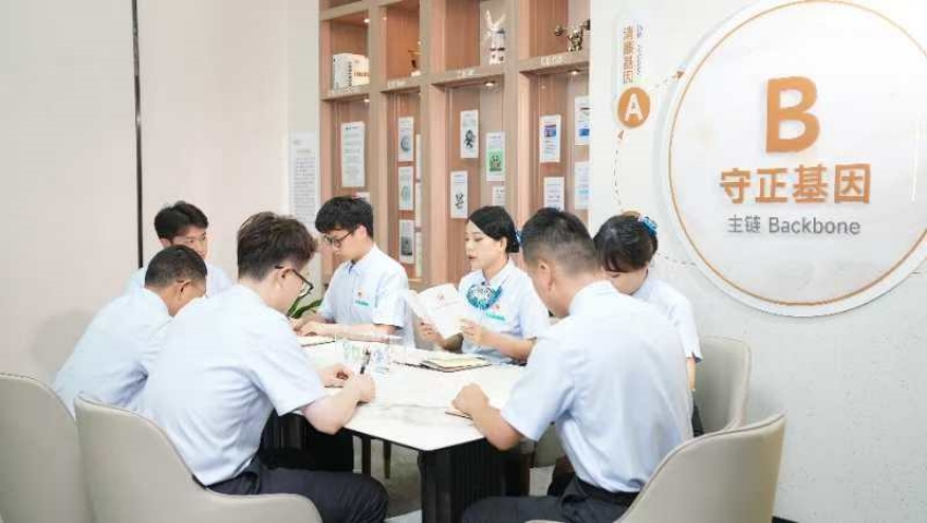 农行成都国际生物城支行开展集体学习。鲜述兵摄