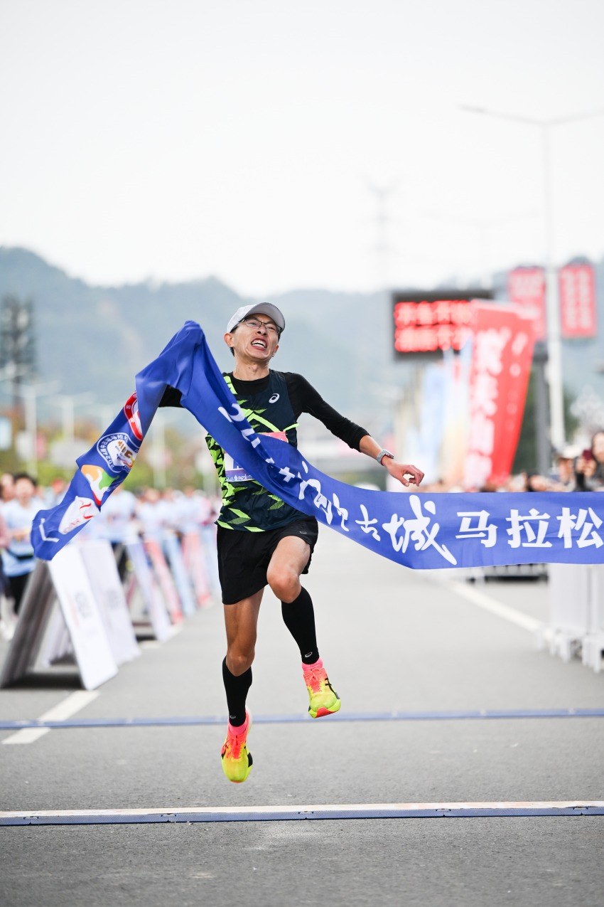 閬中古城馬拉鬆運動員沖線時刻。任冠金攝