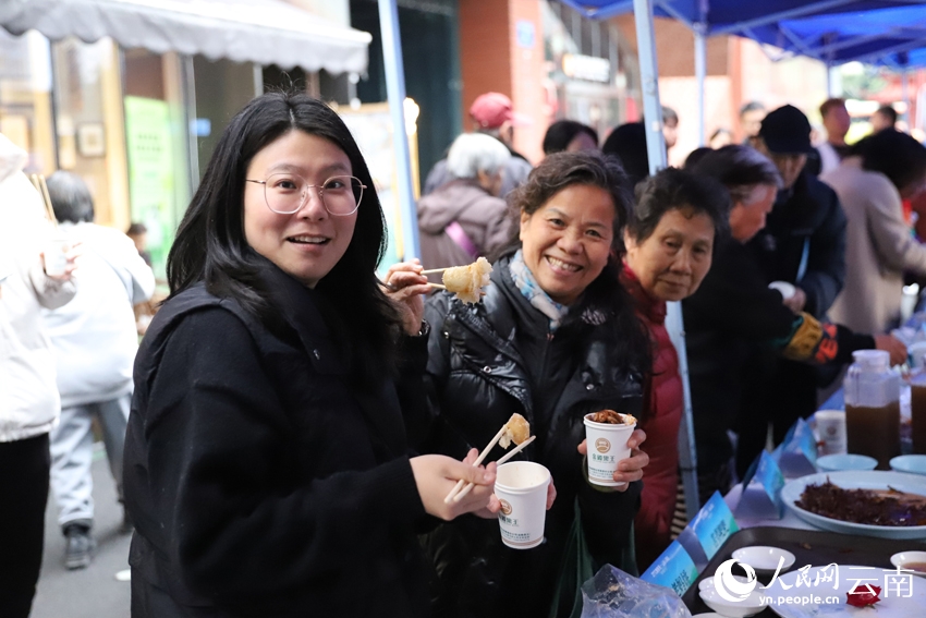 3成都市民和游客在推荐会现场品尝元谋美食。人民网记者-李发兴摄.jpg