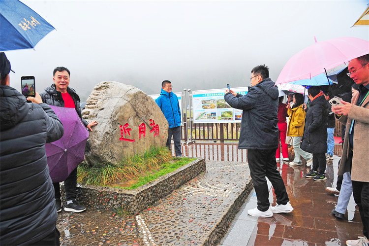 游客在月坝景区游玩。利州区委宣传部供图
