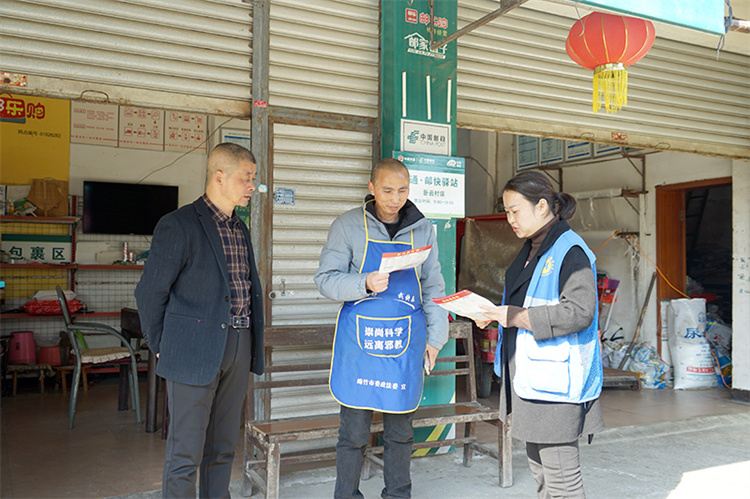 社区干部和网格人员向商家了解他们的发展需求。绵竹市融媒体中心供图