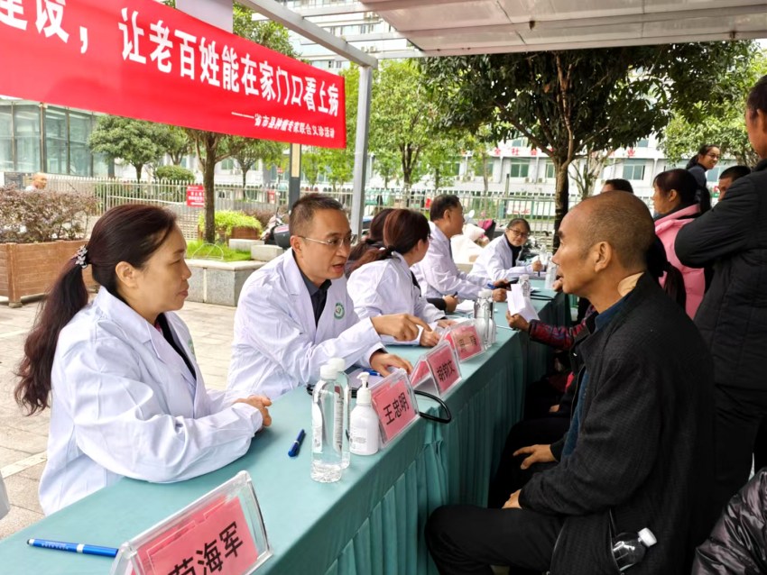 联合义诊。筠连县融媒体中心供图