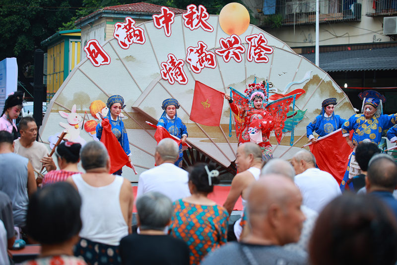 “金玉茶会”中秋活动中，川剧表演深受居民热爱。受访者供图