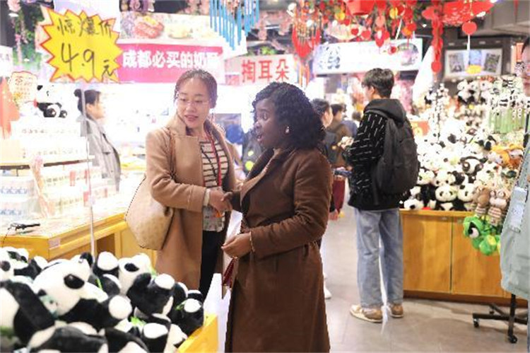 嘉宾逛文创店。青羊区融媒体中心供图