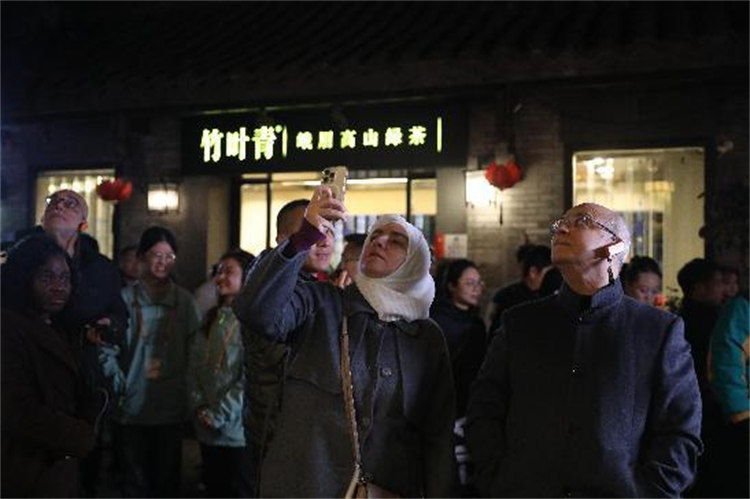 嘉宾了解中国传统文化。青羊区融媒体中心供图