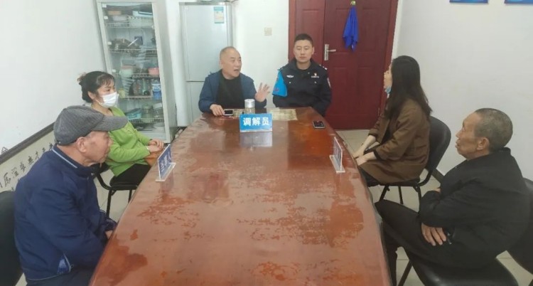 对当事双方进行调解。广汉市委政法委供图