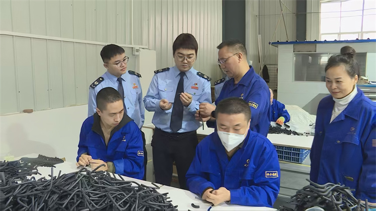 税务干部对辖区内科创企业开展走访调研并入户辅导。大竹县税务局供图