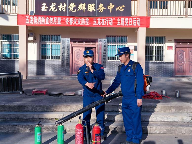 背负式风力灭火机讲解。廖涛 摄