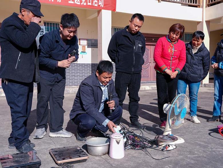 家庭常用电器设备隐患“大排查”。廖涛 摄