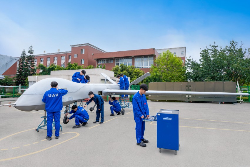 成都航空職業技術學院無人機應用技術專業學生開展飛機結構系統實訓。四川省教育廳供圖