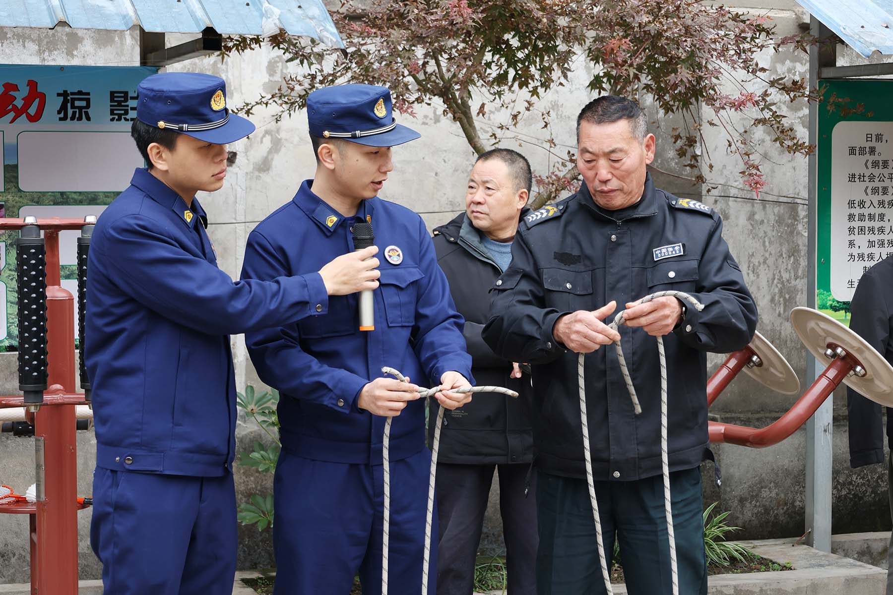 消防宣传人员向群众讲解消防知识。王晓红摄