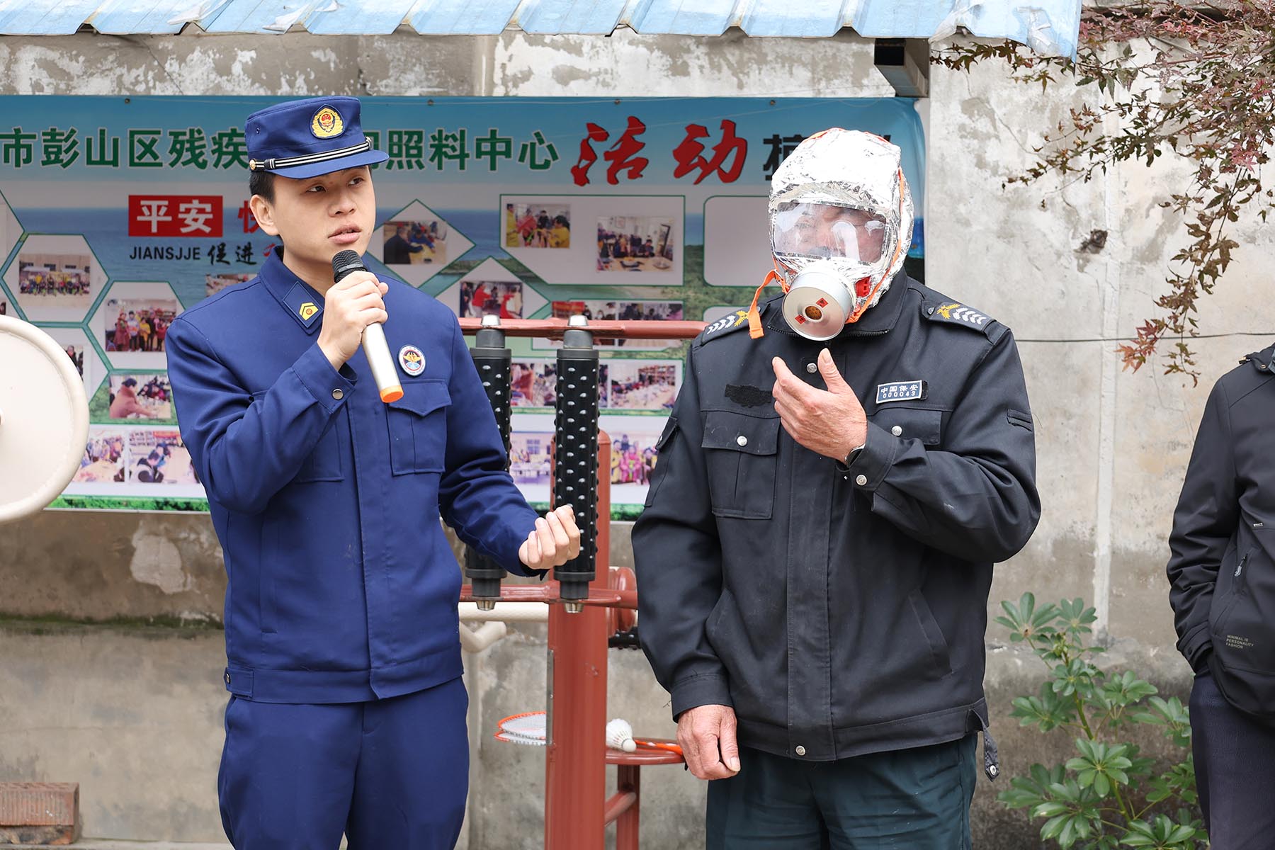 消防宣传人员向群众讲解消防知识。王晓红摄