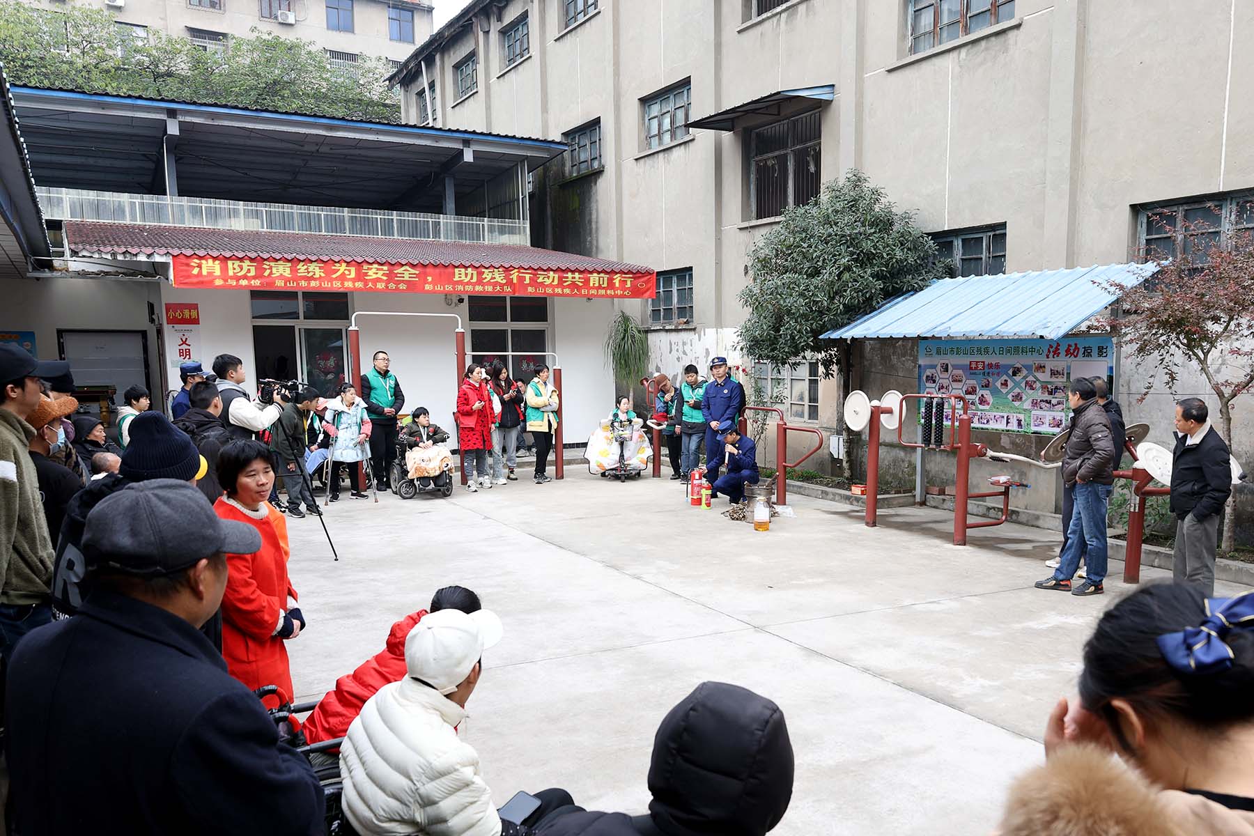 消防宣传人员向群众讲解消防知识。王晓红摄