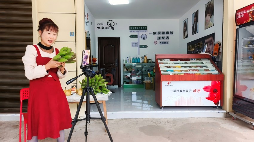 韩万秀直播介绍当地水果。攀枝花市烟草专卖局供图