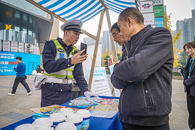 民警向群众开展宣传。成都交警第十分局供图