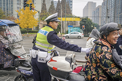 民警在街面开展交通安全宣传。成都交警第十分局供图