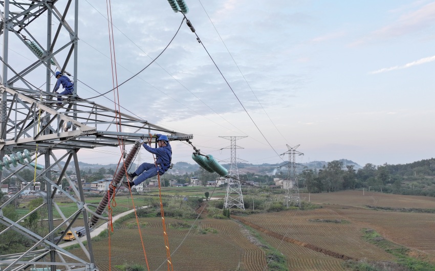 11月27日，在遂寧市船山區，國網遂寧供電公司工作人員對220千伏雙萬線的避雷器進行拆卸送檢，確保及時掌握設備健康狀態，保障迎峰度冬期間線路安全穩定運行。高躍明攝