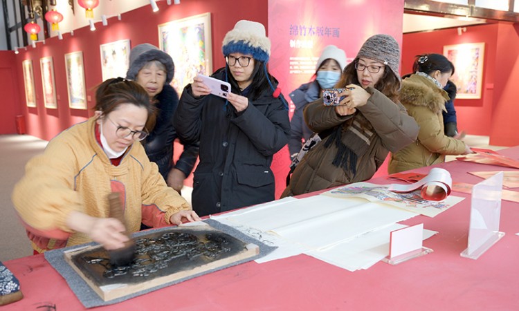 游客关注绵竹年画制作。绵竹市融媒体中心供图