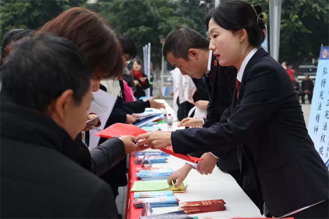 “宪法宣传周”宣传活动现场。资阳市人民检察院供图