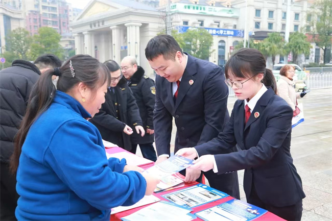 “宪法宣传周”宣传活动现场。资阳市人民检察院供图