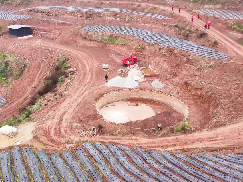 东胜乡在建的蓄水池。潘政吉摄