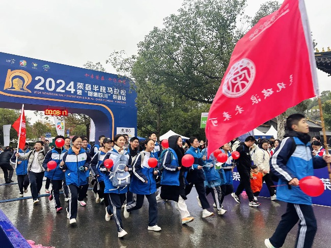 阴雨下，跑者们热情不减。主办方供图