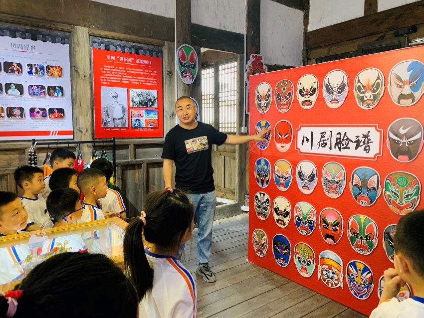 張詒為“小戲苗”們講授川劇文化。胡佳音攝