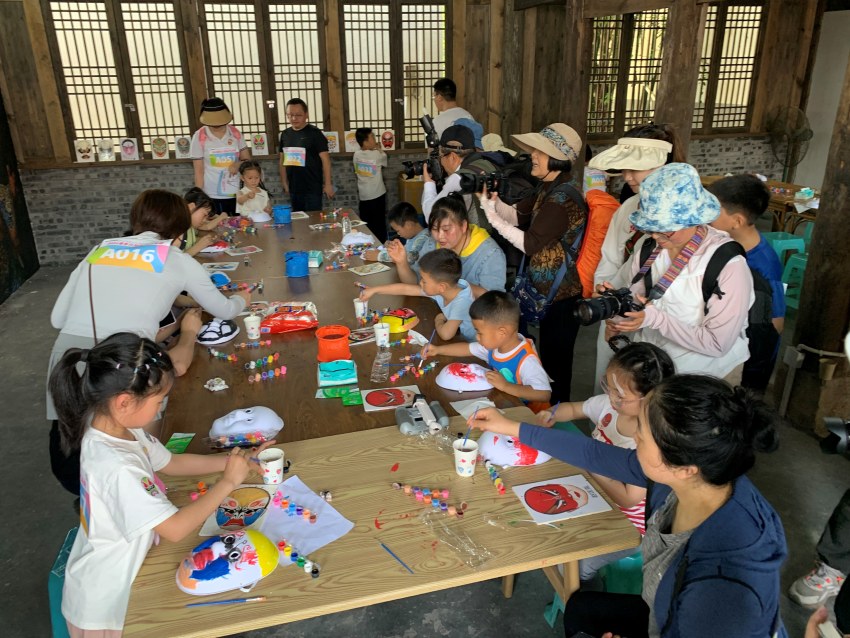 川劇“小戲苗”開展川劇體驗活動。胡佳音攝
