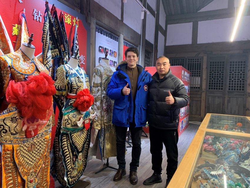 外國友人慕名而來，為張詒的劇團點贊。胡佳音攝