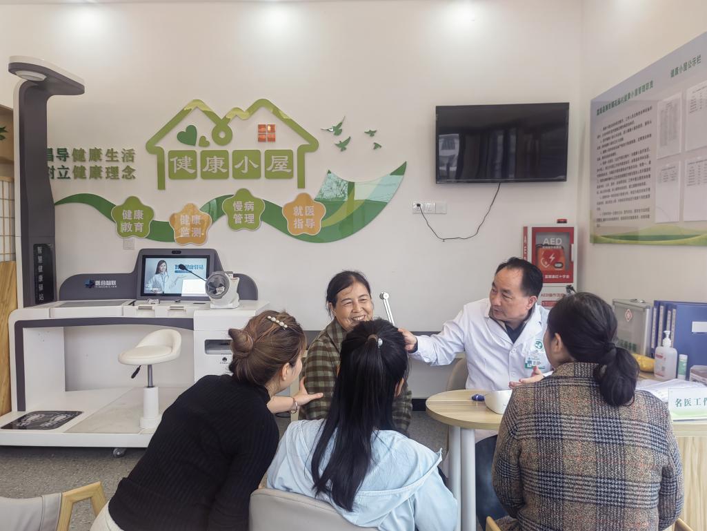 4.縣級專家在獅市鎮花園村“健康小屋”坐診