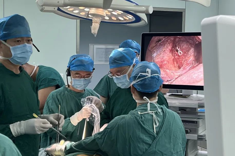 3.四川大學華西醫院胡楊博士與縣人民醫院胸外科團隊聯合為患者開展手術