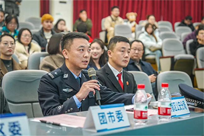 民警为师生答疑解惑。新都公安供图