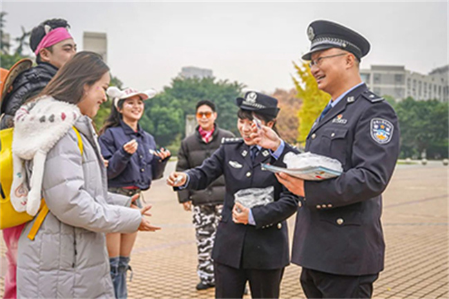 民警为在校师生发放宣传资料。新都公安供图