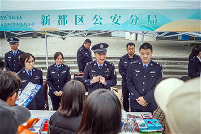 民警向在校师生开展法治宣传。新都公安供图
