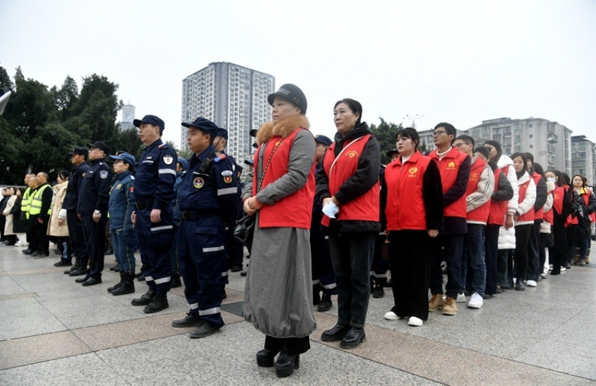 参与活动的志愿者。杨东摄