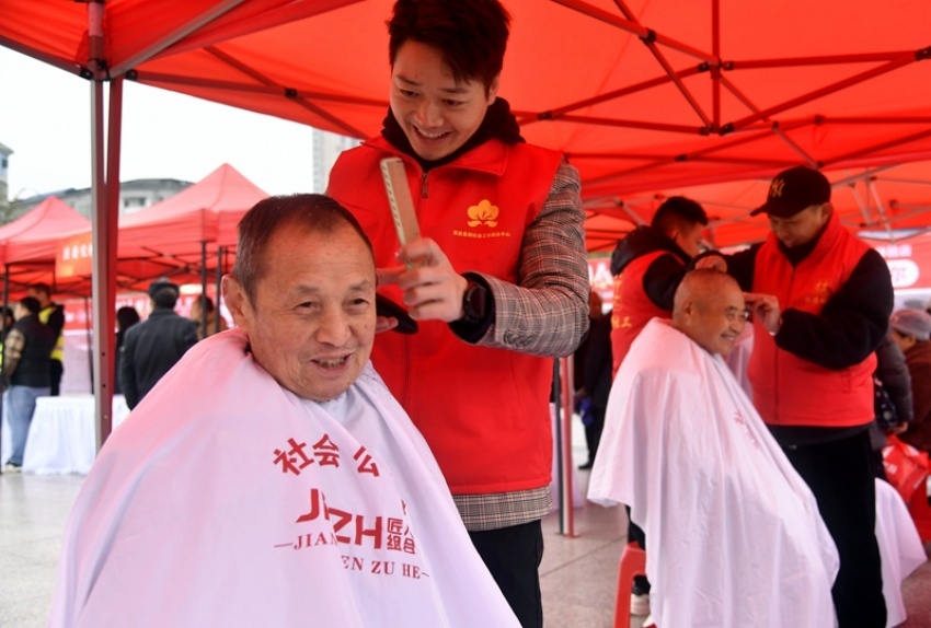 志愿者为群众免费理发。杨东摄