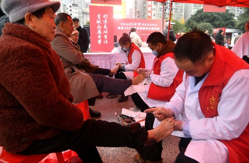 志愿者为群众免费修脚。杨东摄