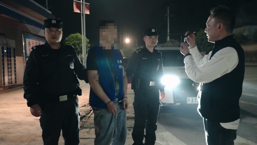 犯罪嫌疑人被抓获现场图。 成都公安供图