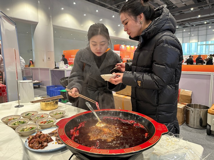 市民現場燙火鍋。張越供圖