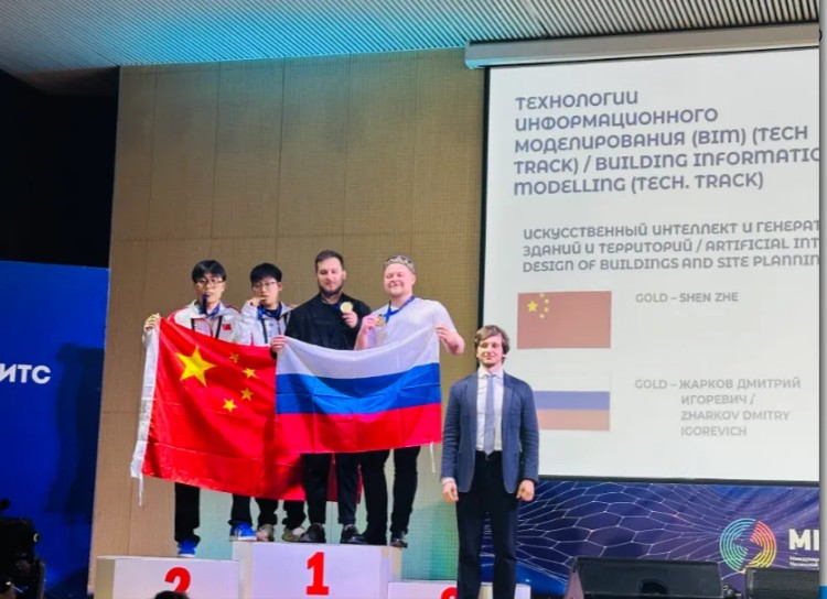 高俊雄、沈喆领奖。成都工业职业技术学院供图