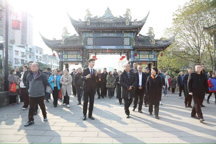 嘉宾了解罗江川菜传承以及文旅融合发展情况。罗江区融媒体中心供图