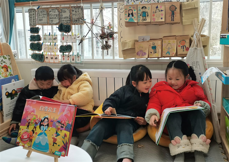 曾家镇幼儿园温暖的教室里,小朋友们正在读书。张敏供图