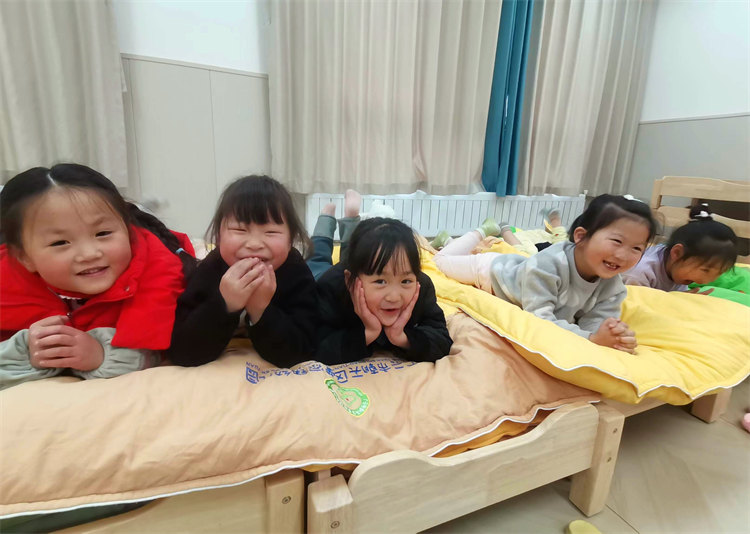 学生准备午睡。张敏供图