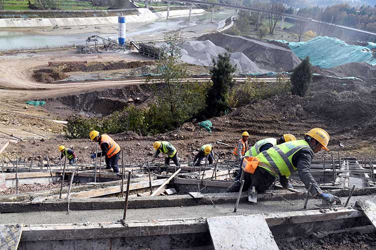 项目建设现场一派忙碌。冉金鹭供图