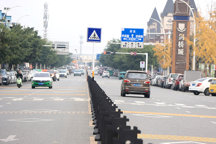道路中心安装隔离栏。绵竹市融媒体中心供图