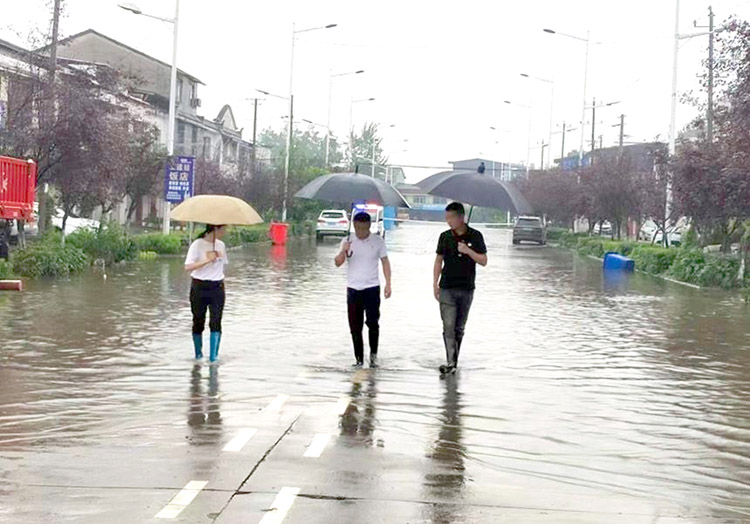 工作人员在现场了解排水系统问题。绵竹市融媒体中心供图