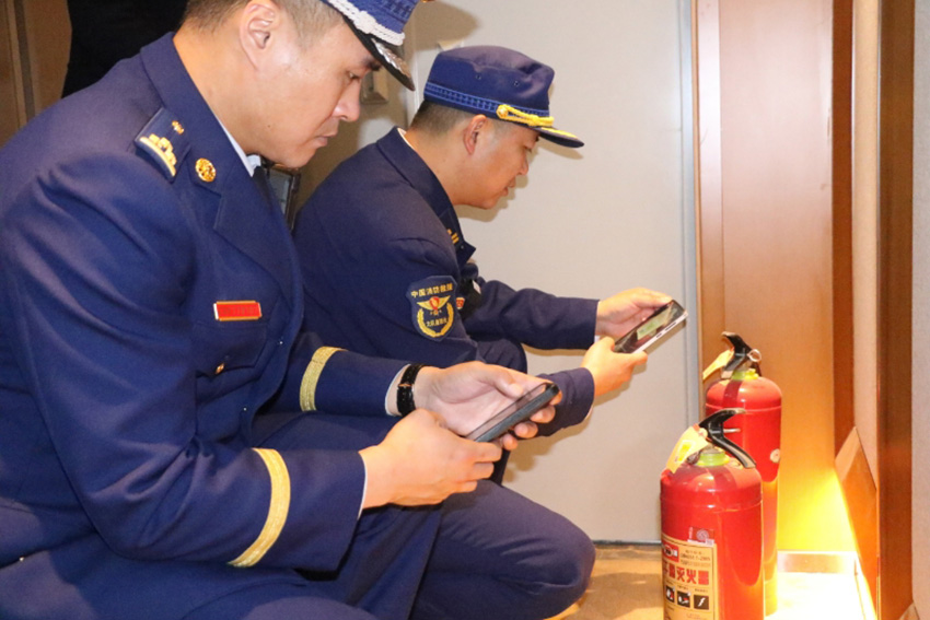 对灭火器进行扫码查验。广元市消防救援支队供图