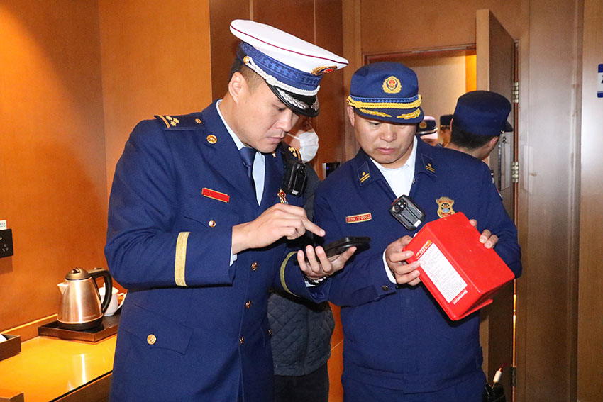 青川大队对过滤式消防自救呼吸器进行查验。广元市消防救援支队供图